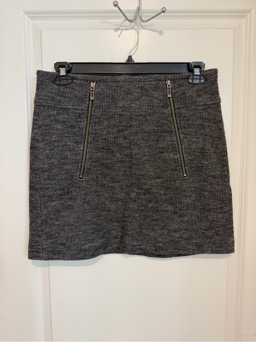 Vince Wool Herringbone Mini Skirt Size 8 NWT Zip Pockets Gray Black